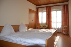 Postel nebo postele na pokoji v ubytování Urlaub am Kräutlhof in Mariapfarr + 8 fotografií