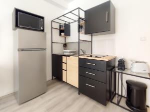 een kleine keuken met een koelkast en een wastafel bij Stella Monte 3 A/C WiFi 2 Pers in Nice