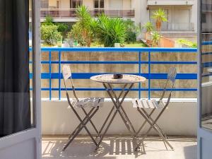 een tafel en 2 stoelen op een balkon bij Stella Monte 3 A/C WiFi 2 Pers in Nice