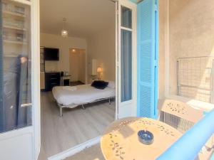 een kamer met uitzicht op een slaapkamer met een bed bij Stella Monte 3 A/C WiFi 2 Pers in Nice
