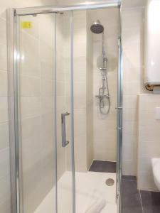 een douche met een glazen deur in de badkamer bij Stella Monte 3 A/C WiFi 2 Pers in Nice