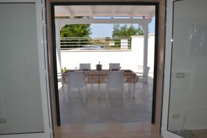 a view from the kitchen into the dining room of a house at L' Isola di Bacco in Porto Cesareo