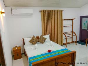Letto o letti in una camera di Sigiriya Free View Tree House & Villa