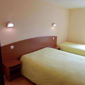 Ein Bett oder Betten in einem Zimmer der Unterkunft Le Gardy