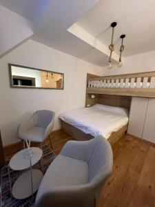 1 dormitorio con litera y silla en Studio M, en Kopaonik