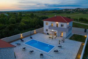 Πισίνα στο ή κοντά στο Villa Lidija ZadarVillas