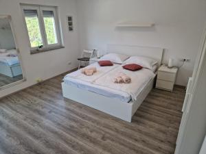 Ένα ή περισσότερα κρεβάτια σε δωμάτιο στο Villa Lidija ZadarVillas +30 φωτογραφίες
