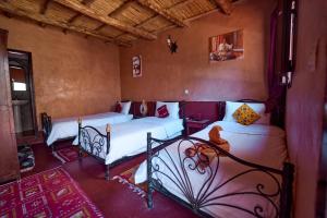Un dormitorio con dos camas en una habitación. en Chez Brahim vue panoramique, en Aït Ben Haddou