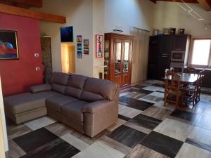 Polinago的住宿－Ca' d Licio，客厅配有沙发和桌子