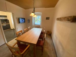 una sala da pranzo con tavolo e sedie in legno di NEU! Ferienhaus Helena a Oberthal