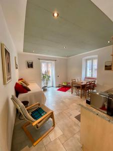 een woonkamer met een bank en een tafel bij Cà dal Gascia in Intragna