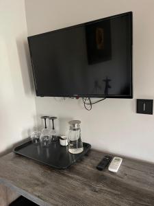Televízia a/alebo spoločenská miestnosť v ubytovaní Padre Boutique Hotel