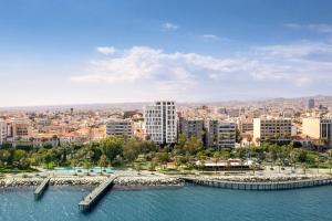 リマソールにあるNYX Hotel Limassolの水と建物のある都市