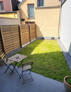 eine Terrasse mit einem Tisch und einer Bank im Hof in der Unterkunft Brussels Bed & Blockchain Private rooms with shared bathroom in Brüssel