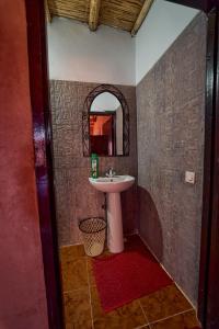 y baño con lavabo y espejo. en Chez Brahim vue panoramique, en Aït Ben Haddou