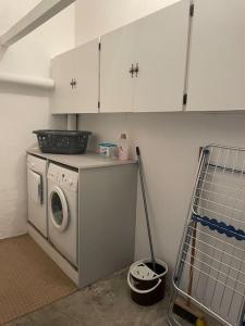 Imagen de la galería de 3 bedroom farmhouse in the Lahinch area., en Droíchead an Chláir