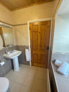 Imagen de la galería de 3 bedroom farmhouse in the Lahinch area., en Droíchead an Chláir