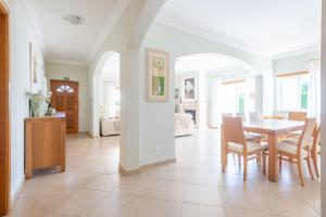 Η κουζίνα ή μικρή κουζίνα στο Lote 50 at Boavista Resort Lagos