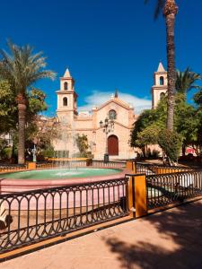 una chiesa con una recinzione di fronte a un edificio di Apartamento La Palmera a Torrevieja