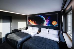 een slaapkamer met 2 bedden en een tv aan de muur bij Sleephotels Cosmos in Hamburg