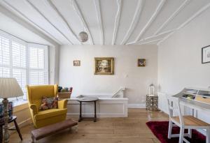 Uma área de estar em Historical and Quirky Home