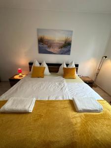 Una cama o camas en una habitación de Central Comfort with free parking