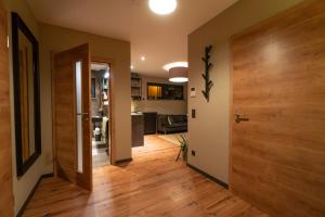 a hallway with a wooden door and a kitchen at Big Schenkvalley in Erfurt