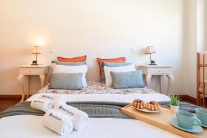 um quarto com uma cama com toalhas em Homely Large Flat - Balcony em Guimarães