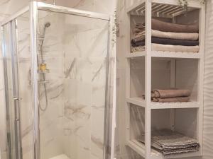baño blanco con ducha y toallero eléctrico en Vue Montagne - Appt Cosy et calme - Netflix - Fibre en Grenoble