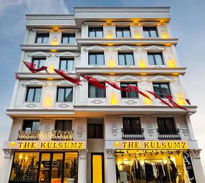 un grand bâtiment blanc avec des archets rouges dans l'établissement The Külsümz Hotel, à Istanbul