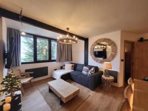 een woonkamer met een blauwe bank en een tafel bij Apartamento Sapporo 2 dormitorios Luxury in Sierra Nevada