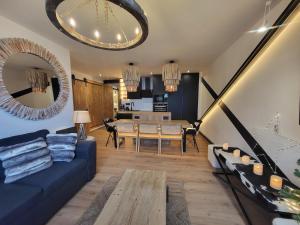 een woonkamer met een blauwe bank en een tafel bij Apartamento Sapporo 2 dormitorios Luxury in Sierra Nevada