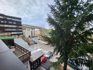een uitzicht op een straat met een boom en een gebouw bij Apartamento Sapporo 2 dormitorios Luxury in Sierra Nevada