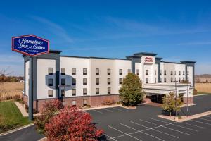 un edificio con un cartel en un estacionamiento en Hampton Inn & Suites Muncie, en Muncie