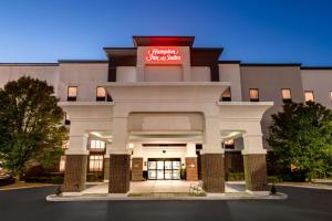 a rendering of the front of the holiday inn anchorage anchorage gateway hotel at Hampton Inn & Suites Muncie in Muncie
