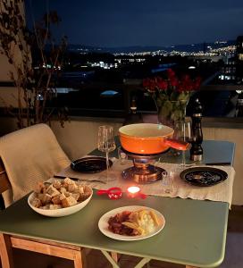 una mesa con dos platos de comida y copas de vino en DynastyConcept Luxury, en Risch-Rotkreuz