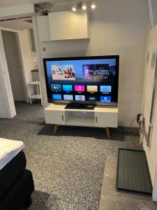 Uma TV ou centro de entretenimento em Hedén Apartment