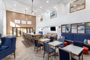 Μια τηλεόραση ή/και κέντρο ψυχαγωγίας στο Hampton Inn & Suites Richmond