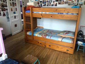 - deux lits superposés dans une chambre dans l'établissement Maison village de Créteil, à Créteil