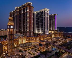 um grupo de edifícios com uma torre do relógio e grande ben em Conrad Macao em Macau