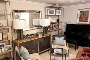 een woonkamer met een tafel en een piano bij Tranquil Escape at Balmoral Beach in Sydney