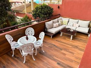 un patio con sofá, mesa y sillas en GREEN LAGOON, en Calpe