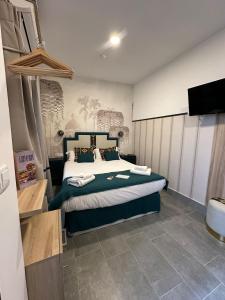 sypialnia z dużym łóżkiem z zieloną pościelą w obiekcie Posada de los Venerables w Sewilli