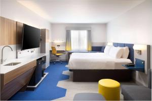 una camera d'albergo con letto e lavandino di Microtel Inn & Suites by Wyndham Macedon a Macedon