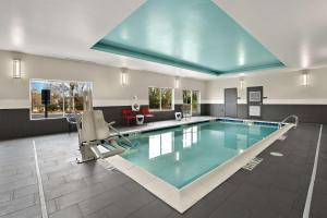 - une grande piscine dans un bâtiment dans l'établissement Tru By Hilton Santee, à Santee