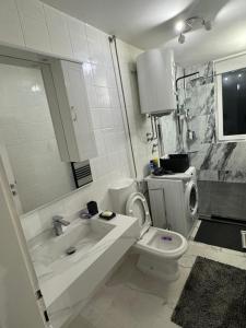 een badkamer met een wastafel, een toilet en een bad bij Vertu No1-Apartment in hearth of Sarajevo in Sarajevo