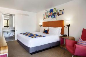 Avatar Hotel Santa Clara, Tapestry Collection by Hilton客房内的一张或多张床位