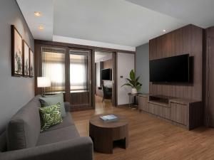 TV a/nebo společenská místnost v ubytování Novotel Living Bangkok Sukhumvit Legacy
