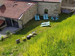 Κήπος έξω από το Gîte de groupe Loire 42 salle de réception La Bâtisse aux Lanternes 30 couchages de charme spacieux classé 4 etoiles +59 φωτογραφίες