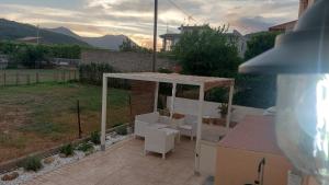 un patio con gazebo e 2 sedie bianche di The Other House B&B a Formia